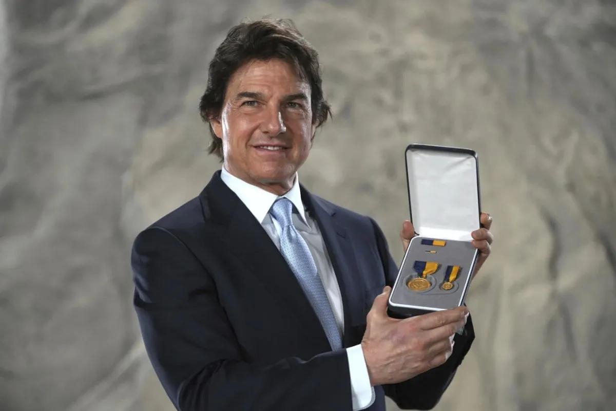 Hollywood actor Tom Cruise has been honored with the highest award from the U.S. Navy.