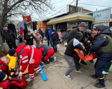 Ворог атакував центральний ринок у Дніпропетровщині, багато постраждалих: кадри з місця подій.