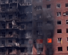 The city is engulfed in flames as residential buildings ignite; the occupiers have intensified their assaults. Footage from the scene shows the devastation.