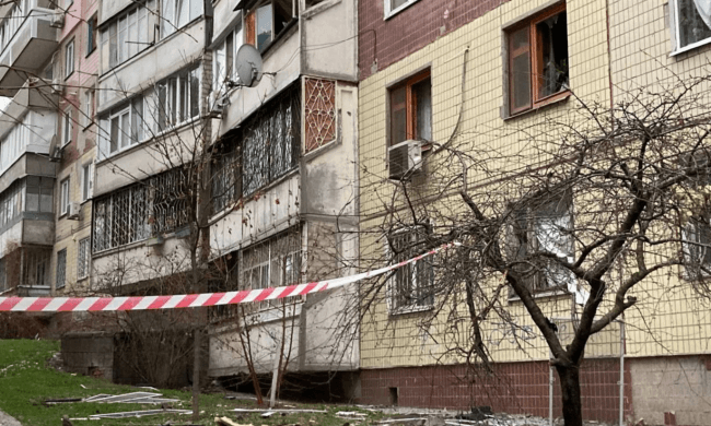 В многоэтажке произошел пожар после удара вражеского дрона: смотрите кадры последствий.