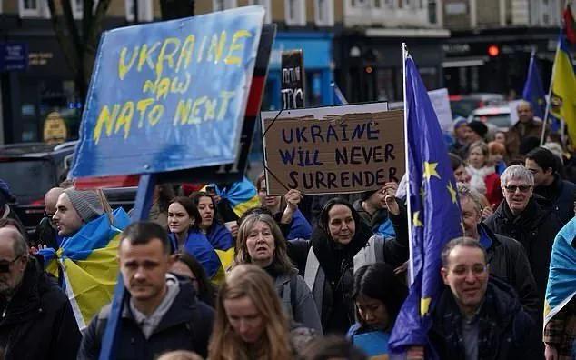 Тысячи людей в Лондоне вышли на протест в поддержку Украины: подробности в фотографиях.